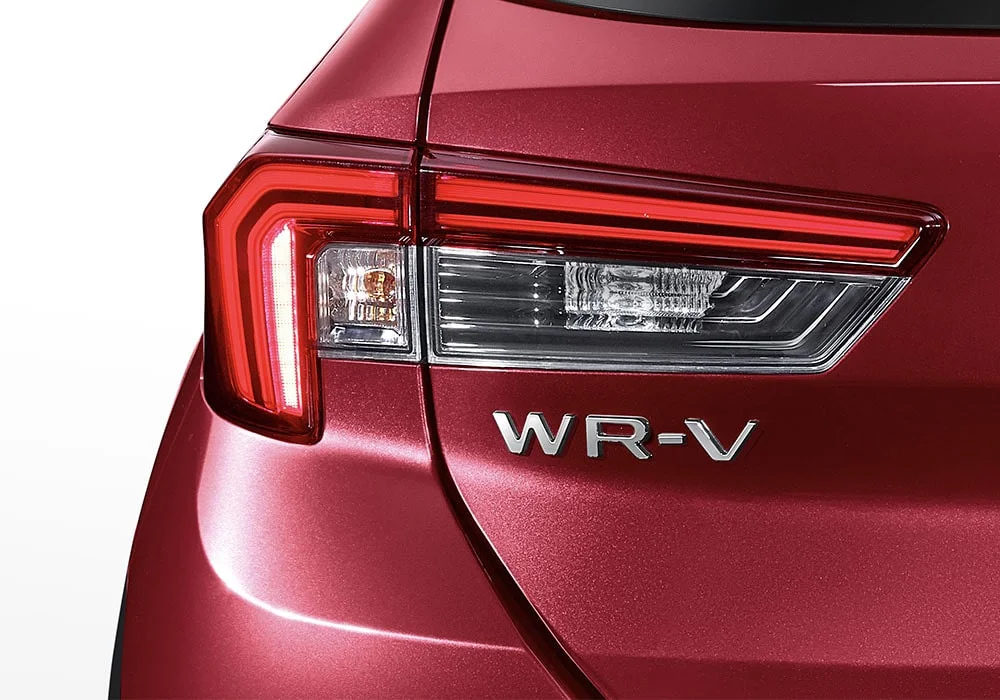 Bagian belakang mobil dilengkapi dengan Rear Combi Lights with LED Light bars berdesain modern. Berkendara di malam hari terasa aman dan nyaman karena mendapat pencahayaan yang lebih terang