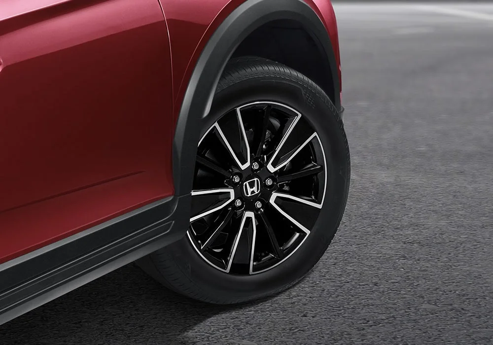 Desain velg dengan kombinasi 2 warna perkuat kesan sporty di sepanjang perjalanan Anda