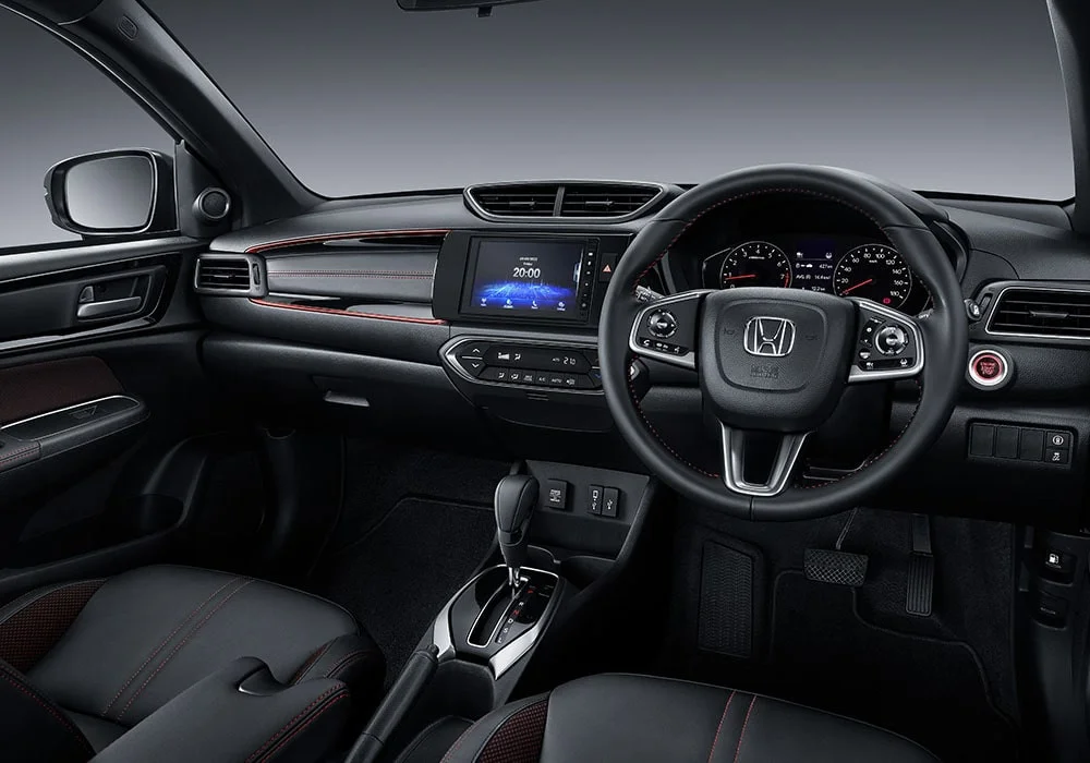 Interior modern Honda WR-V yang dilengkapi dengan fitur-fitur canggih, menghadirkan sensasi berkendara yang maksimal
